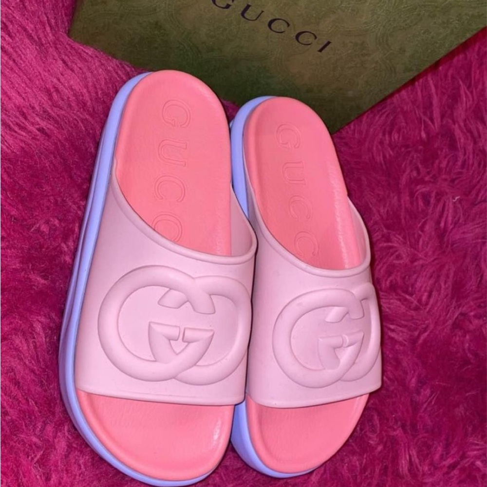 Pink women’s slide sandal with interlocking G